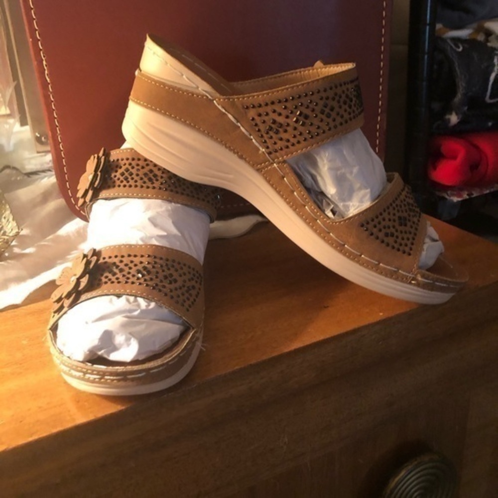 Amazon brand comfort shoe with flower. Slide sandal Size 43. NEW